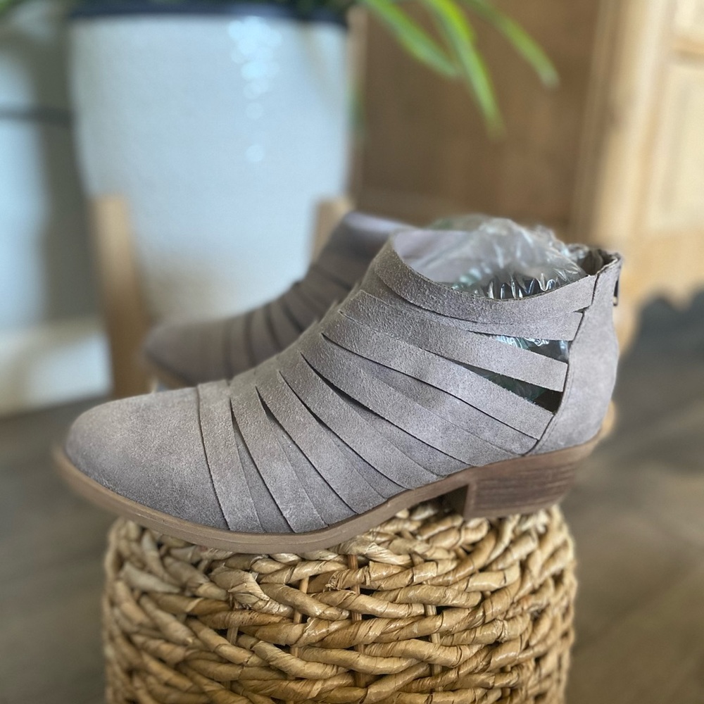 *BRAND NEW/NEVER WORN* Carlos Santana Booties